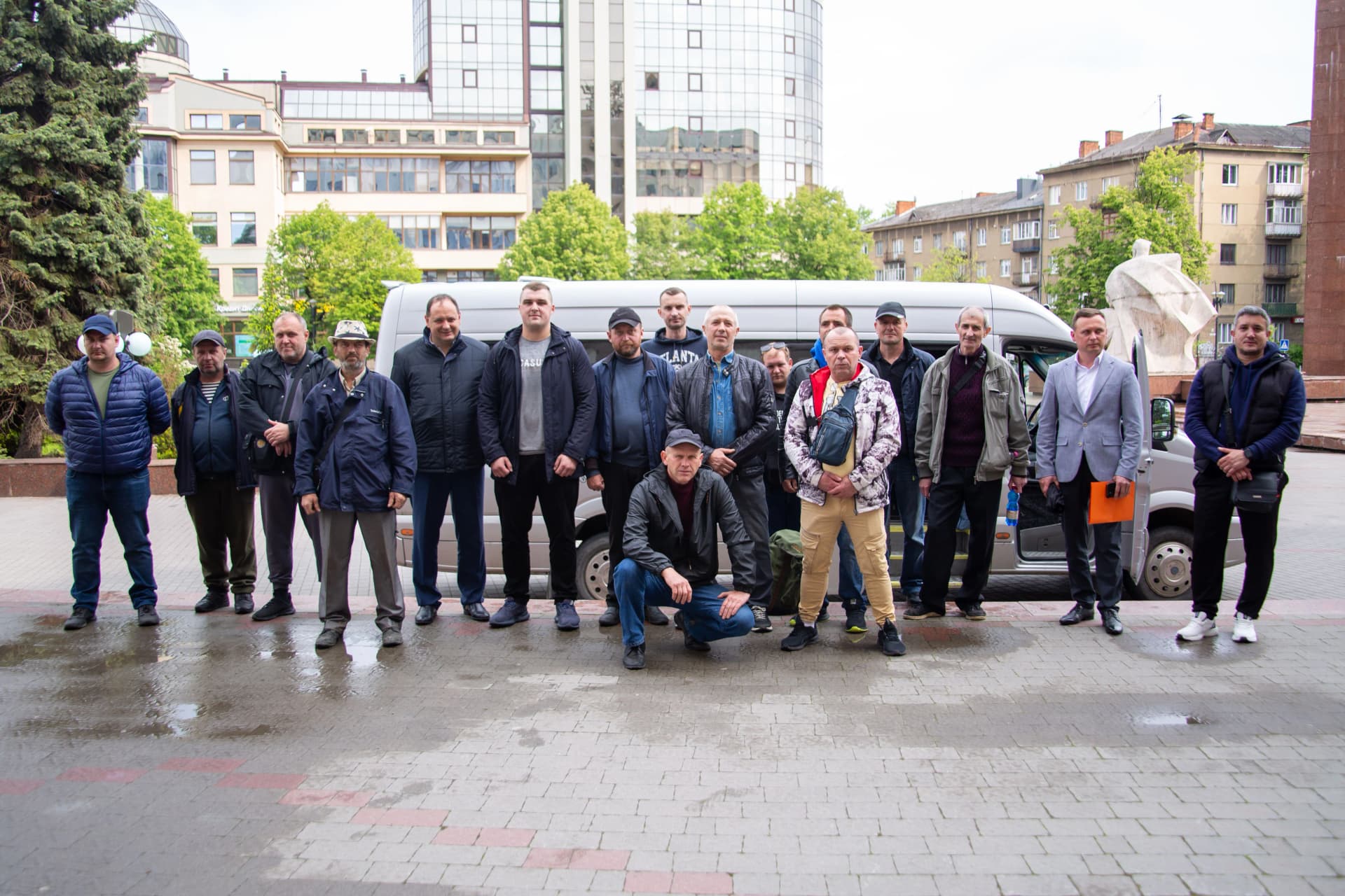 Прикарпатський тил: як франківські комунальники добровільно зводять фортифікації на передовій