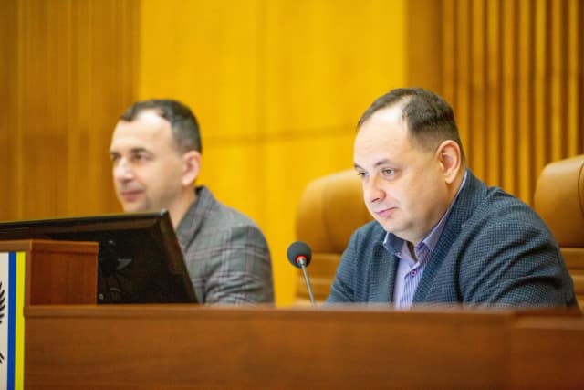 Сесія: вшанували розстріляного Героя. А ще забороняємо ставити тут "смотрящих"