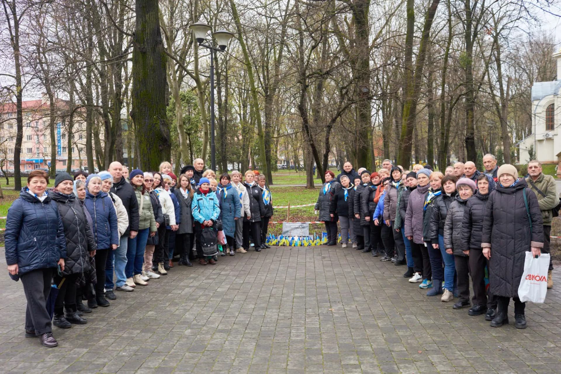 Вшанували полеглих: матері Героїв висадили Алею пам'яті у Франківську