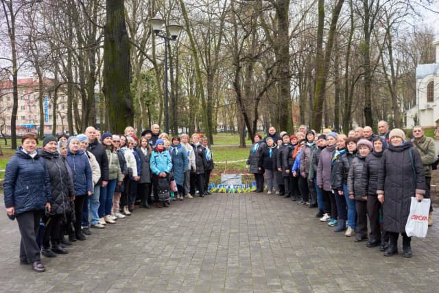 Вшанували полеглих: матері Героїв висадили Алею пам'яті у Франківську