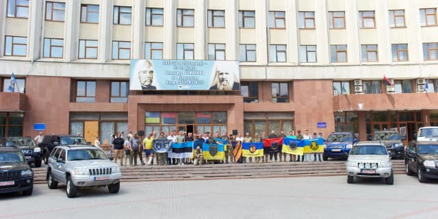 Тил тримає фронт: 34 автомобілі передали з Естонії на передову