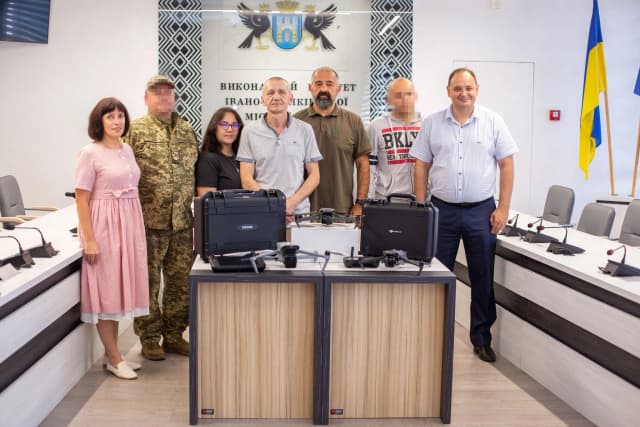 Франківськ продовжує допомагати військовим: чергова партія дронів від «Бюджету участі»