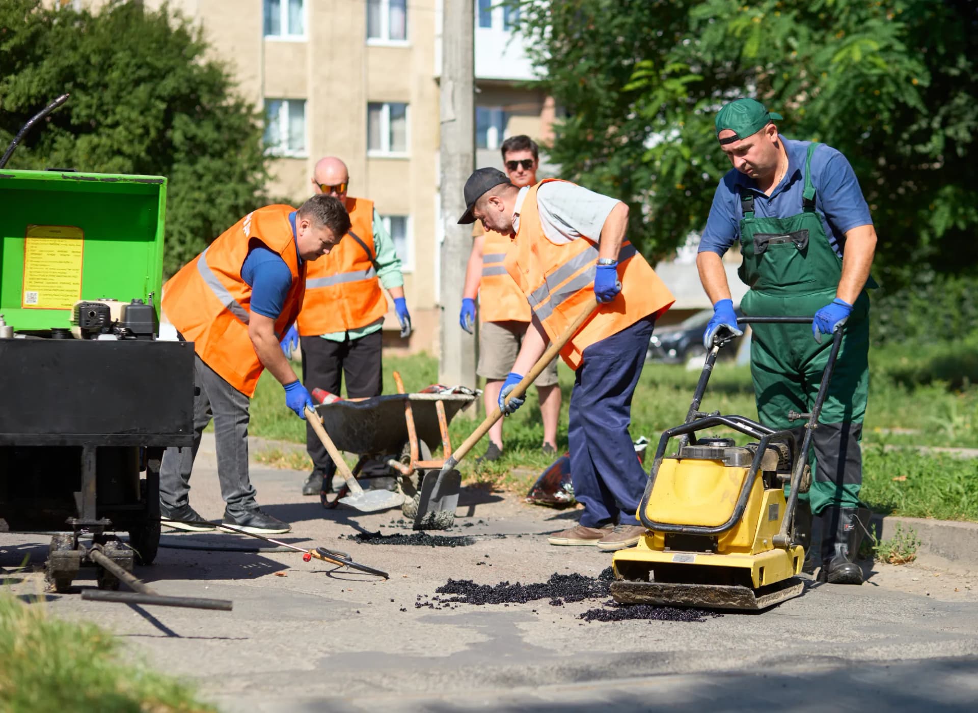 З офісу - у двори: працівники департаменту вийшли латати ями