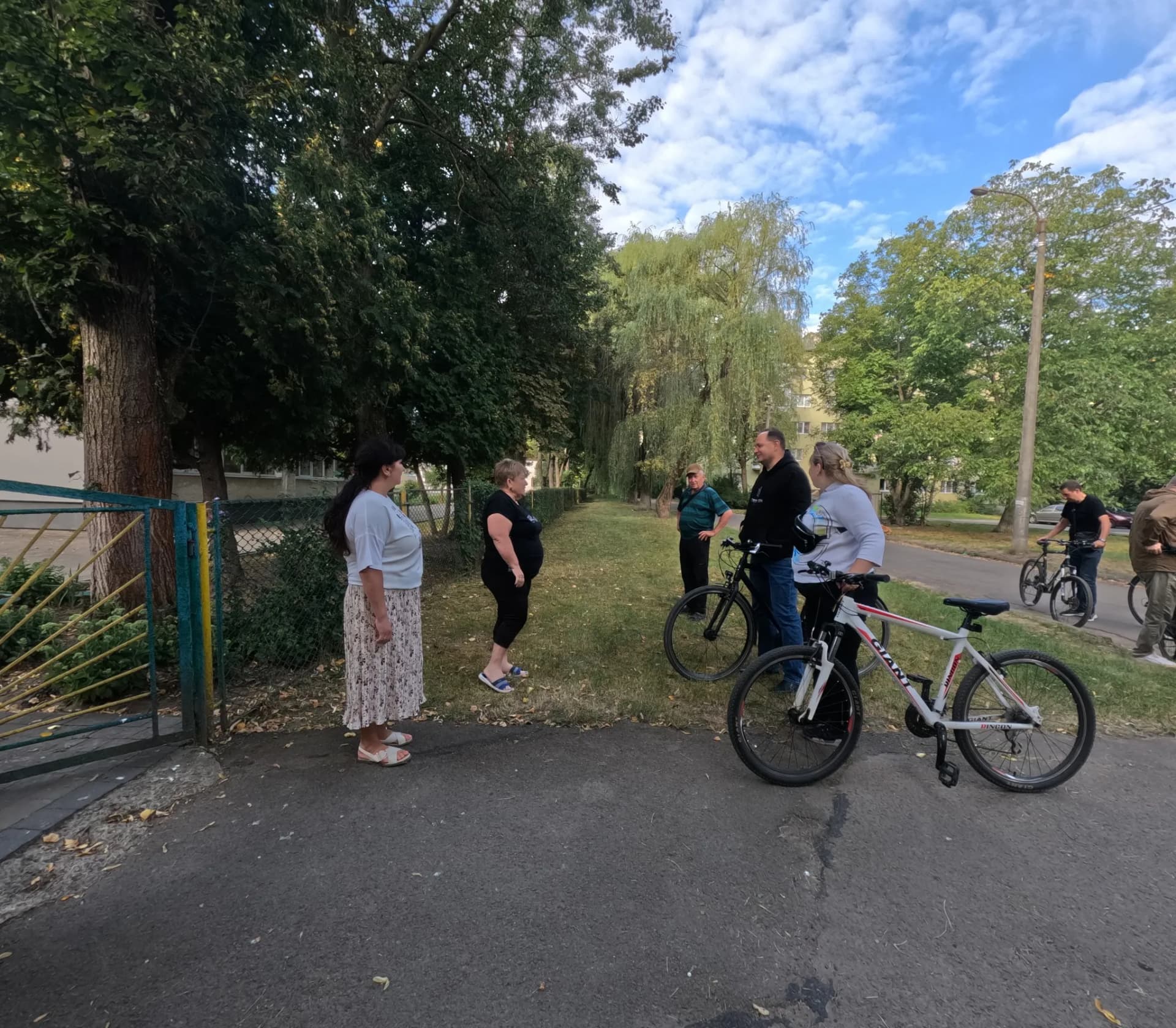 На велосипеді по Набережній: як місцеві садочки і ліцей готуються до навчального року та загальна перевірка району