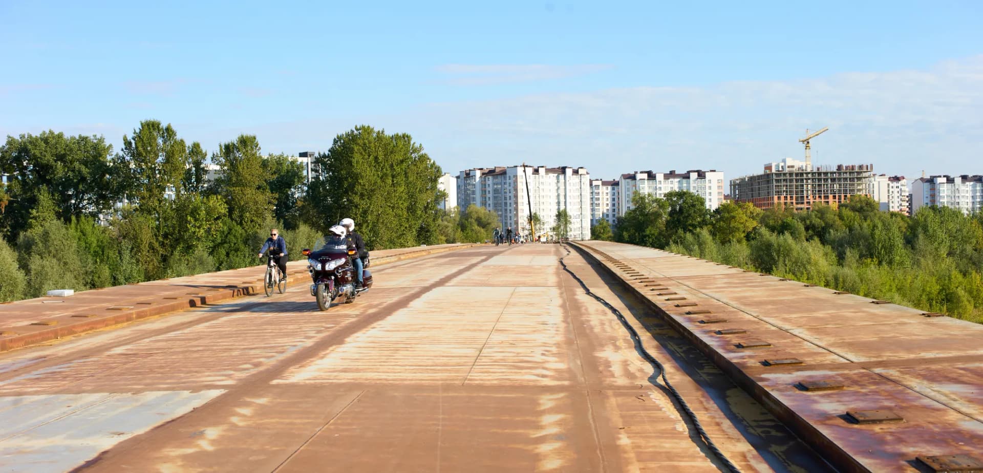 На мотоциклах і велосипедах по новому мосту на Пасічну