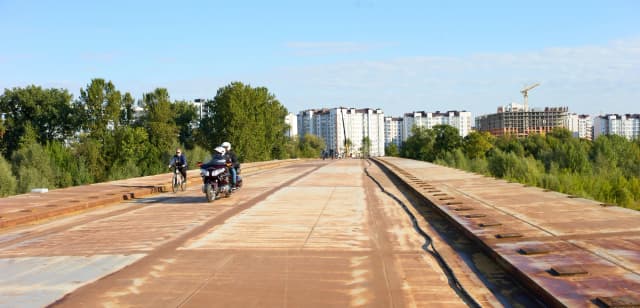 На мотоциклах і велосипедах по новому мосту на Пасічну