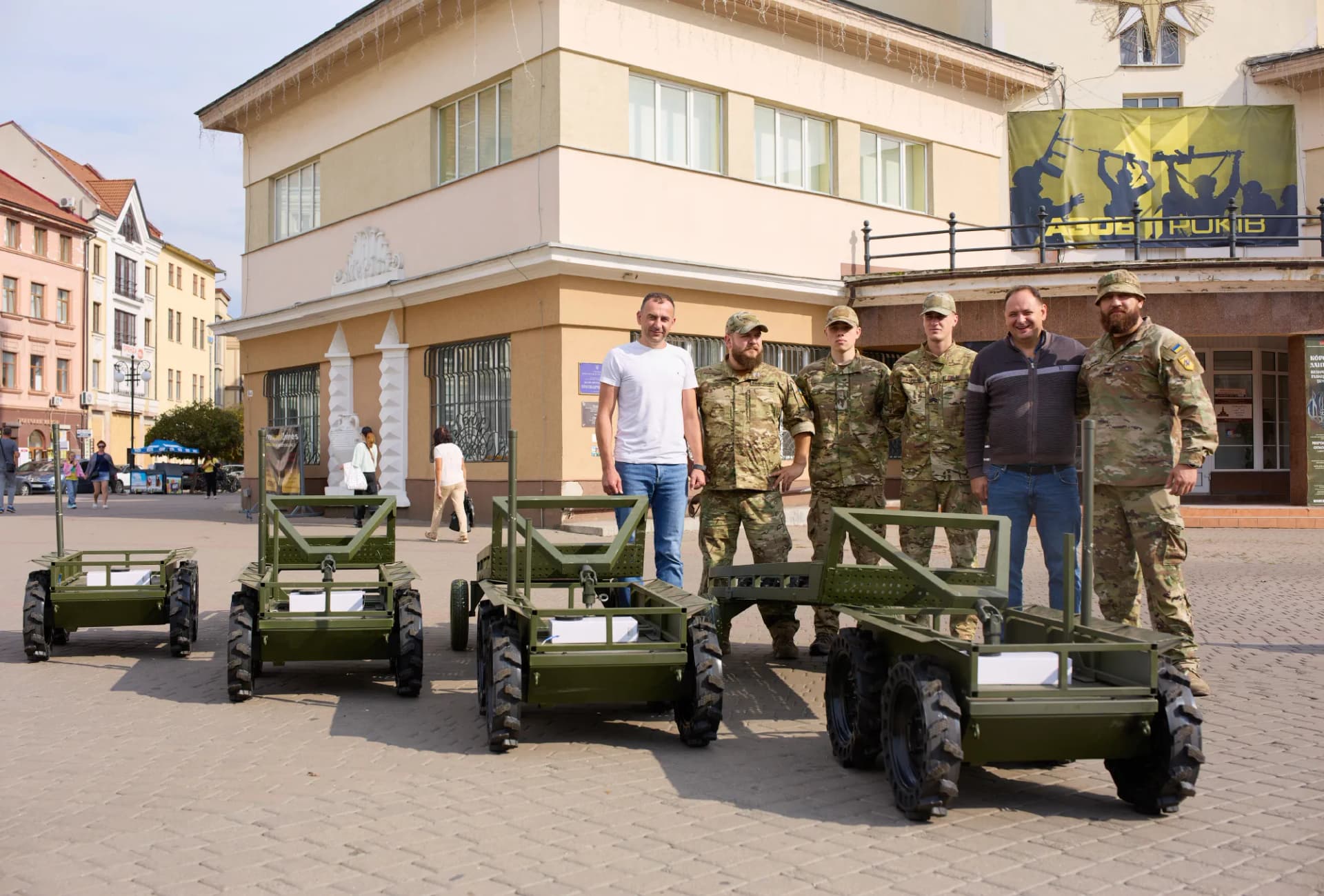 Наземні роботи-помічники для "Азову": місто передало дрони, що рятують життя на фронті