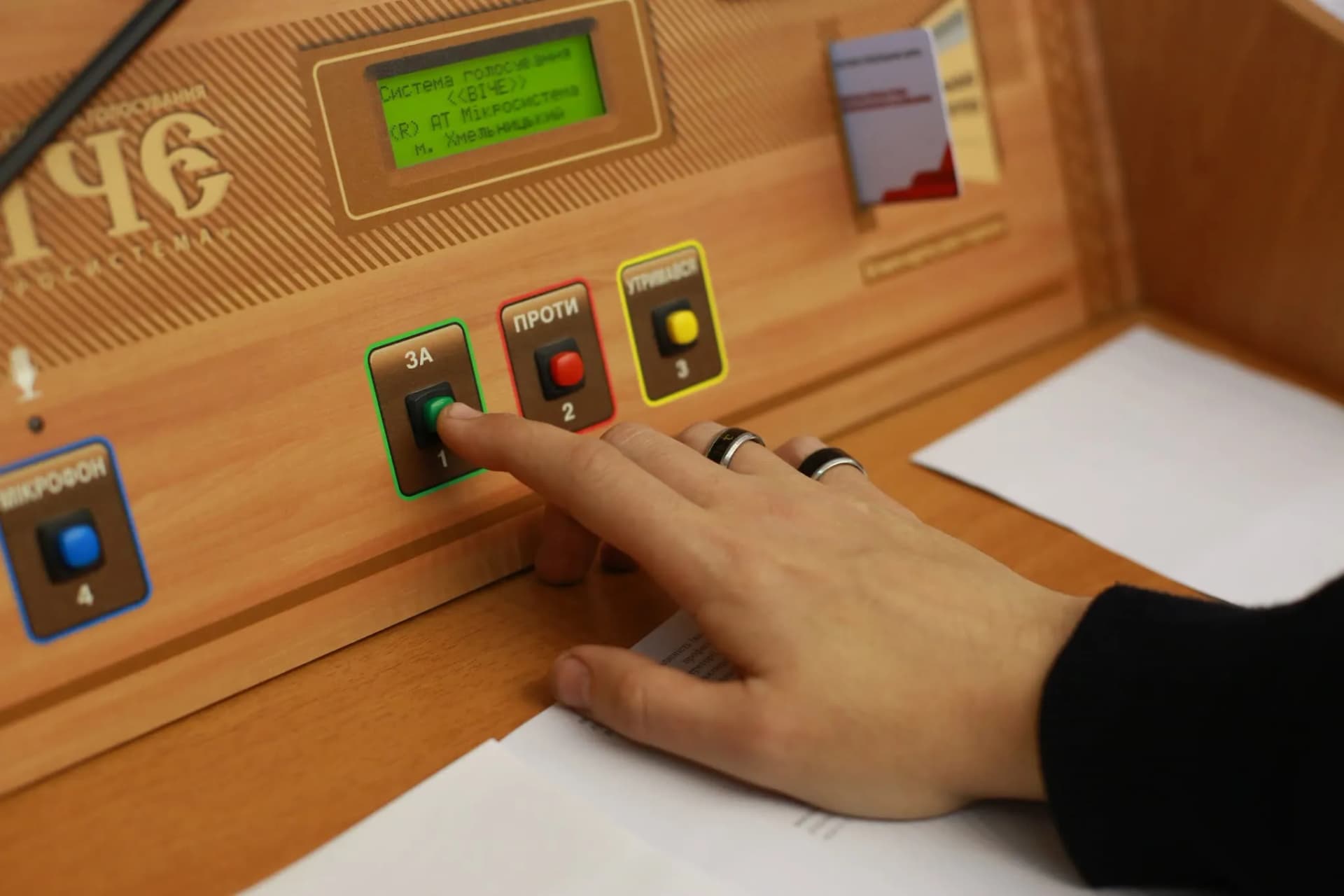 Героя України - Ірині Фаріон, училища - громаді, газ - в котельні.