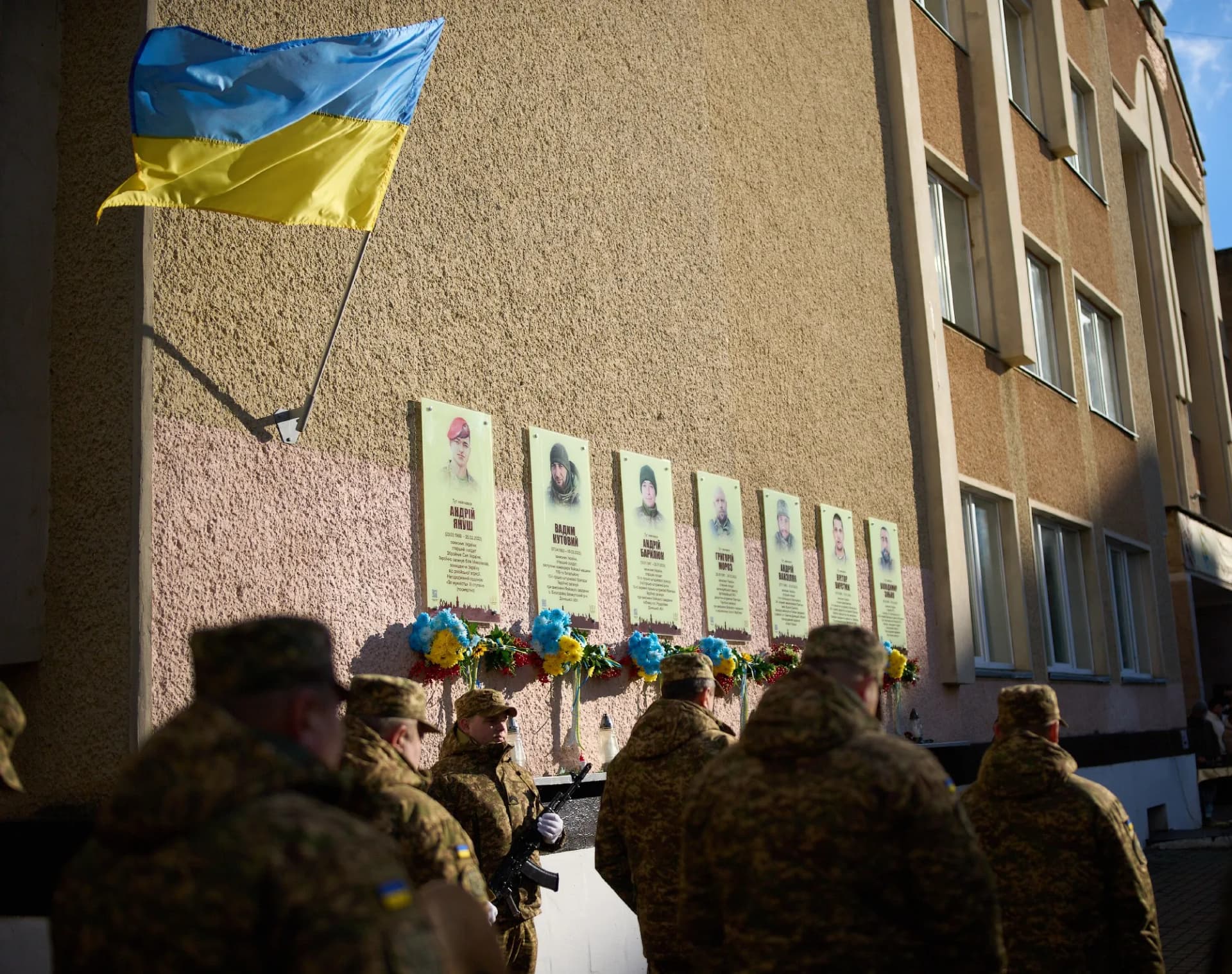 Памʼяті трьох полеглих Героїв: Андрія Ванзіляка, Віктора Вирстюка та Володимира Зінька