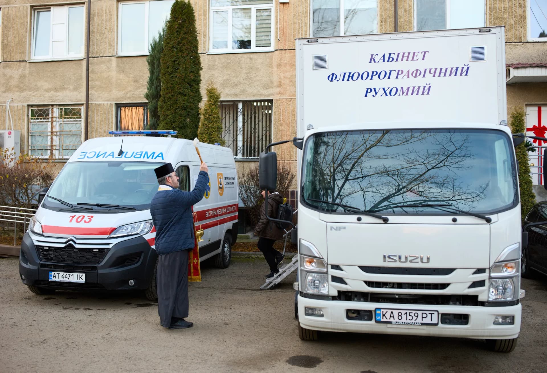 Перевірка здоровʼя на колесах: ЦМКЛ отримала два автомобілі, які врятують не одне життя 