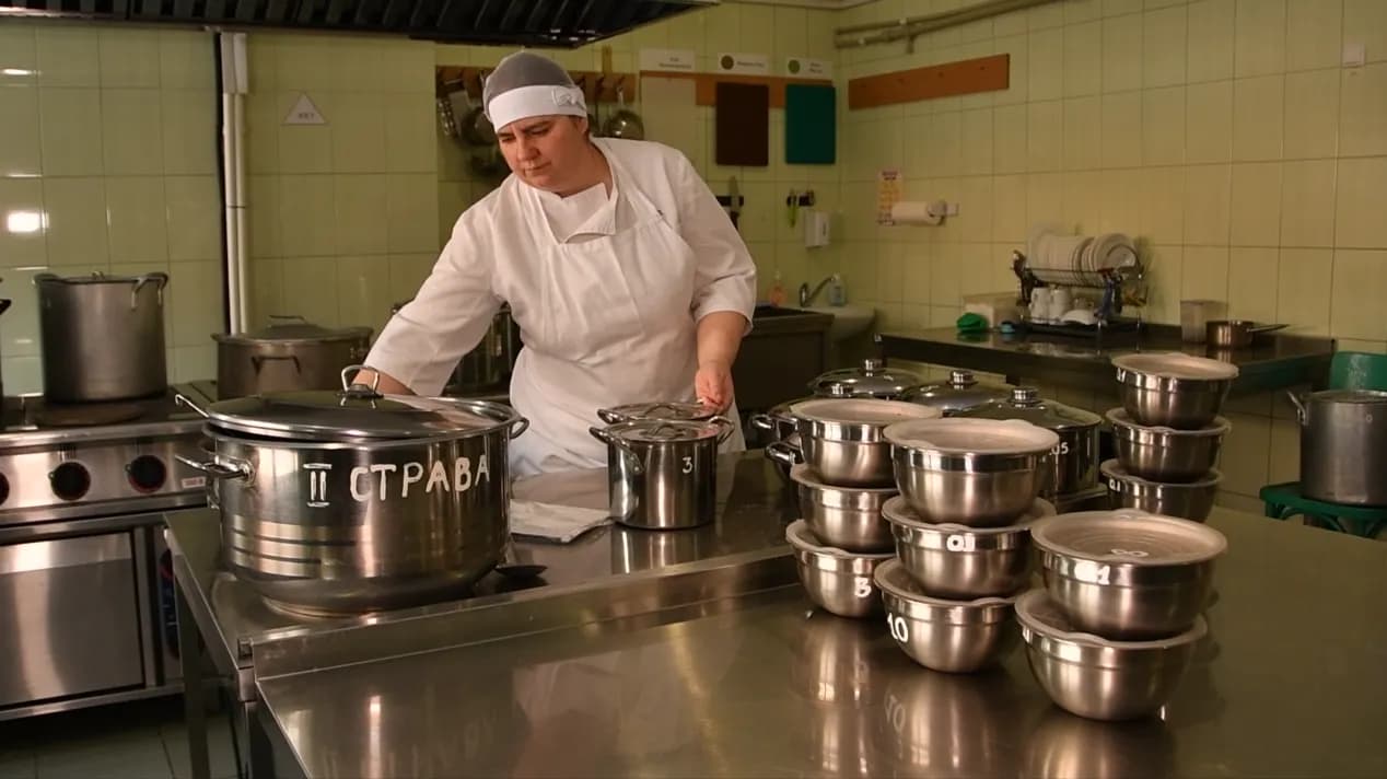 Як франківські кухарі садочків працюють вночі, щоб нагодувати маленькі животики