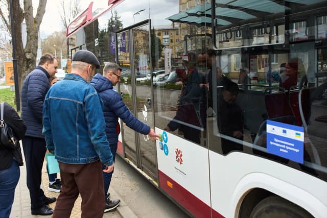 Новий маршрут без обмежень: у Франківську запустили дуобуси з автономним ходом