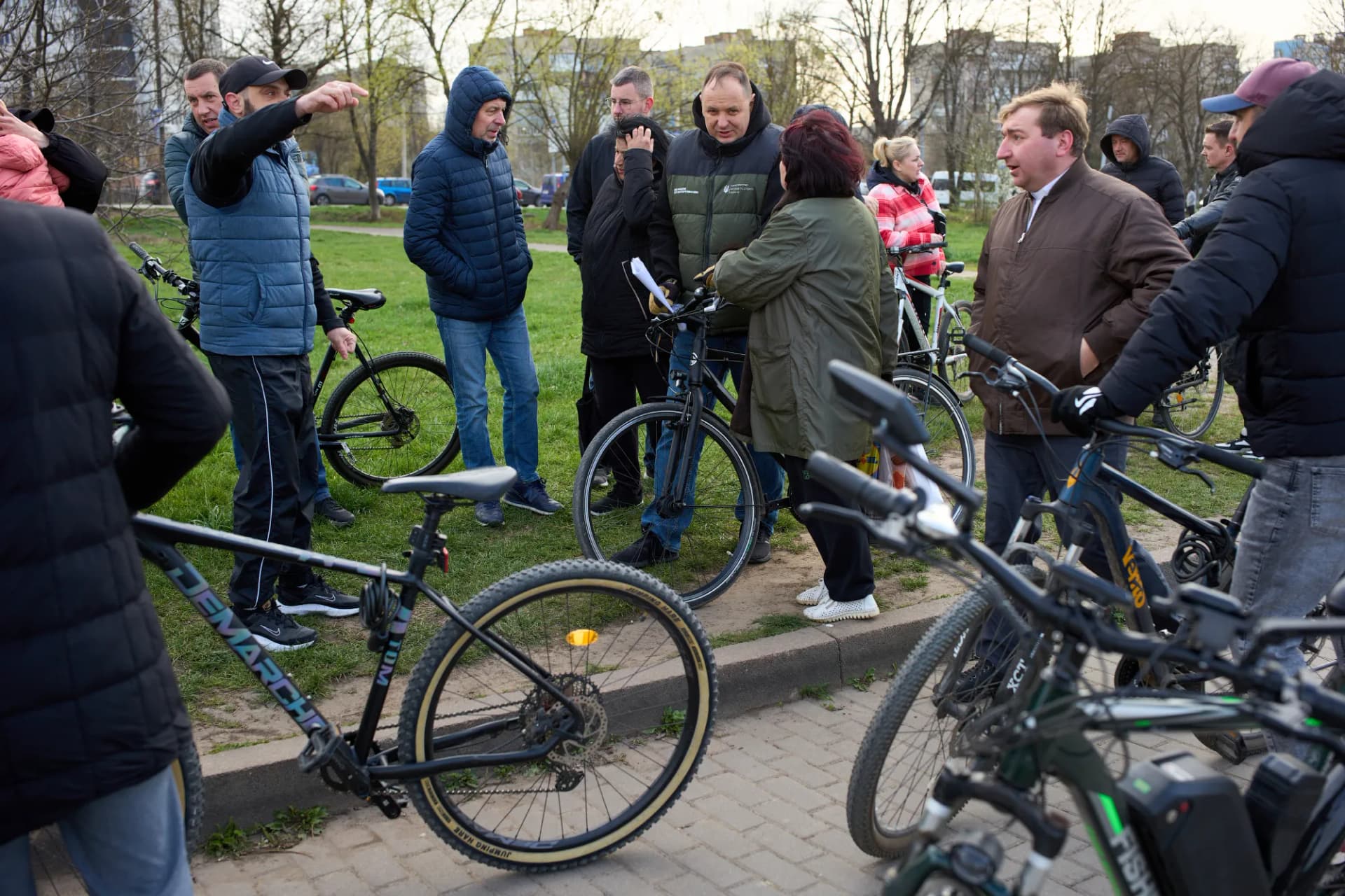 Ранок на велосипедах на Пасічній: розмова з мешканцями, сквер пам’яті та міст