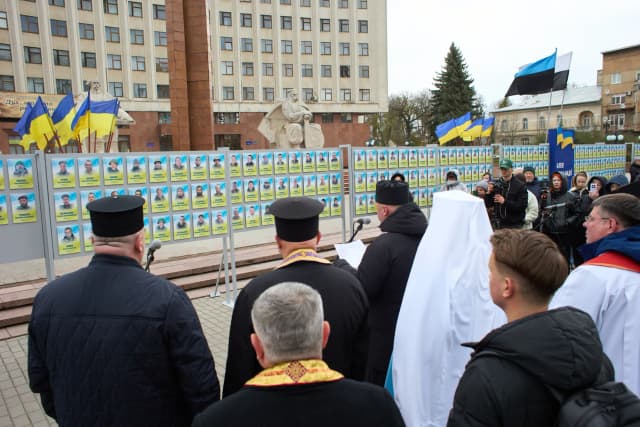 Очі, що чекають на повернення: у Франківську відкрили доповнену «Алею віри і надії»