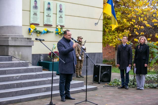 Мали творити музику, а стали Героями: в Івано-Франківську відкрили меморіальні дошки шістьом Захисникам