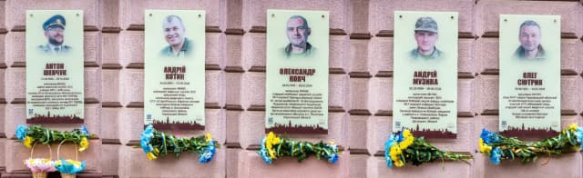 Анотаційні дошки п’ятьом полеглим Героям