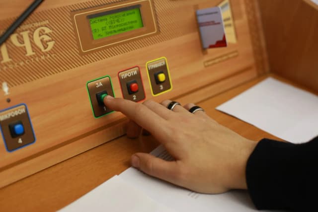 Героя України - Ірині Фаріон, училища - громаді, газ - в котельні.