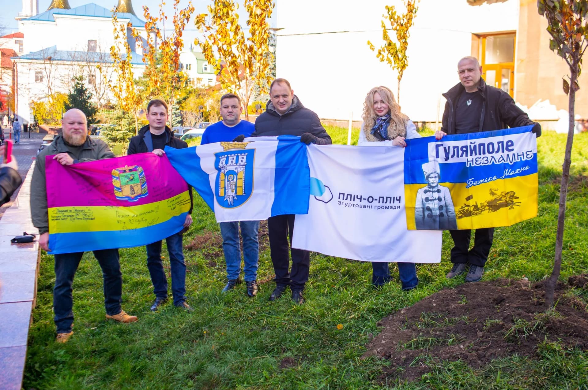 "Пліч-о-пліч" з містами-побратимами Куп’янськом і Гуляйполем: у Франківську висадили символічну алею сакур