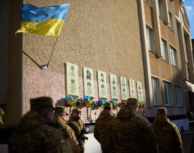 Памʼяті трьох полеглих Героїв: Андрія Ванзіляка, Віктора Вирстюка та Володимира Зінька