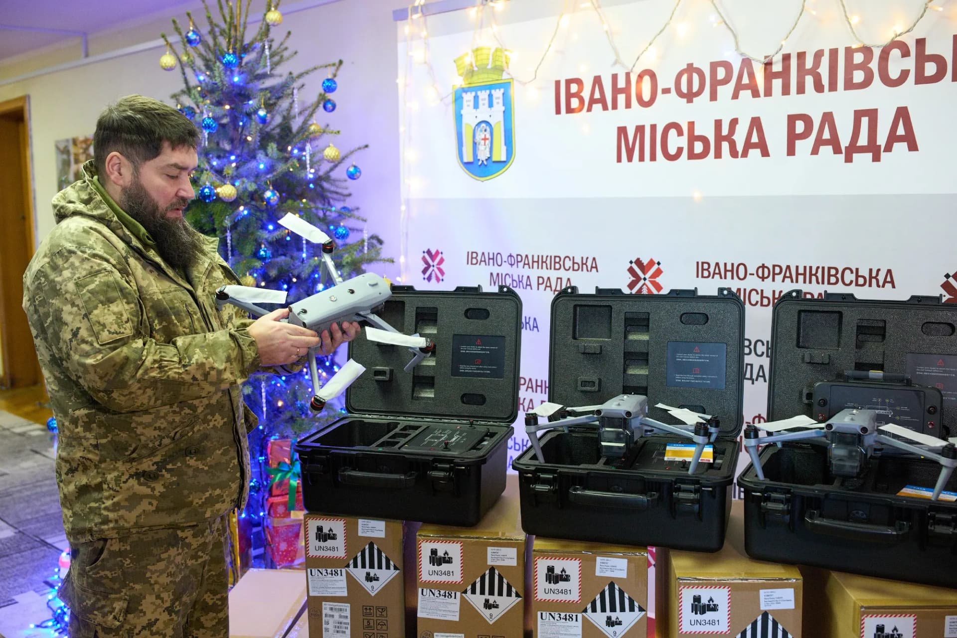 «Пташки» на мільйони: передача великої партії дронів та акумуляторів