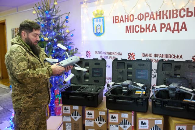 «Пташки» на мільйони: передача великої партії дронів та акумуляторів