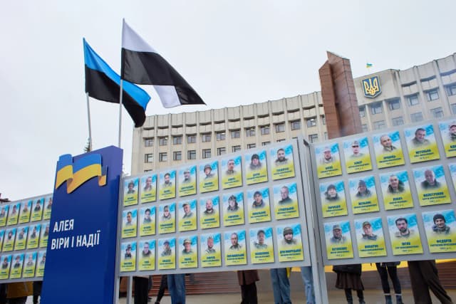 96 портретів Захисників: в Івано-Франківську відкрили Алею віри і надії й чекають на повернення захисників