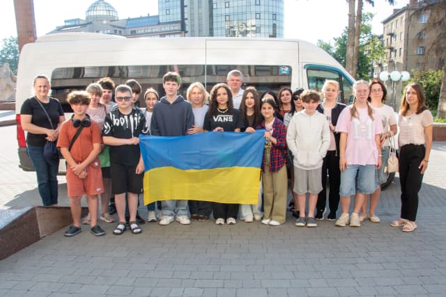 Відпочинок без тривог: діти захисників вирушили до литовського Тракая