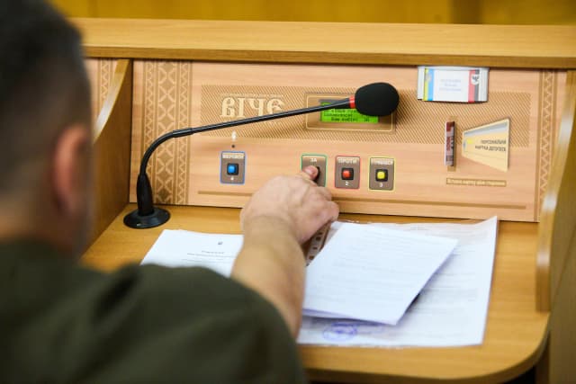 Мільйони для ЗСУ, реформа освіти та небайдужий франківець: чергова сесія Івано-Франківської міської ради