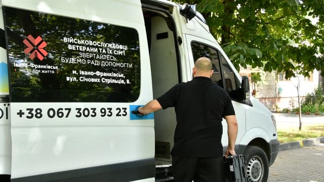 Як у Франківську «Помічник сім’ї захисника» безкоштовно допомагає родинам військових