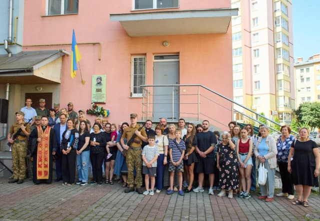 «Любов сильніша за смерть»: у Франківську вшанували пам’ять полеглого Героя Віталія В’юнника
