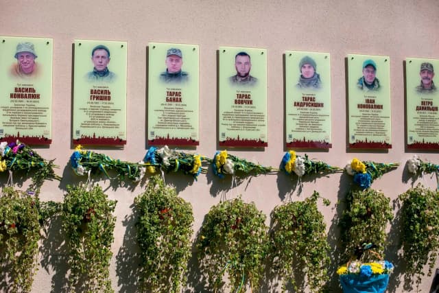 «Герої живуть, поки живе пам'ять»: сім анотаційних дощок Героям відкрили у Підлужжі
