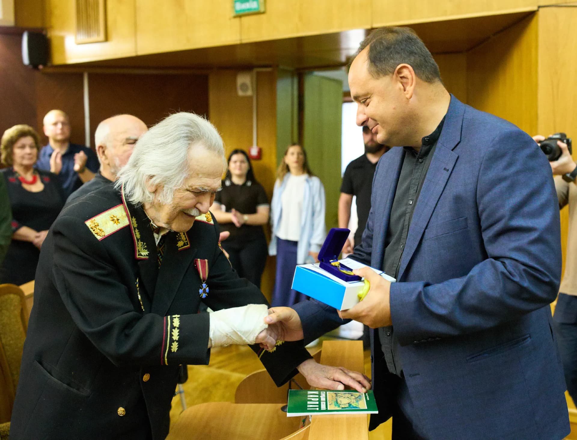 Підтримка військових, нагородження патріотів, премії педагогам: як пройшла позачергова сесія в Івано-Франківську