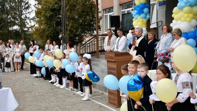 40 років історії та шана багаторічному керівнику: у Радчанському ліцеї відзначили День знань