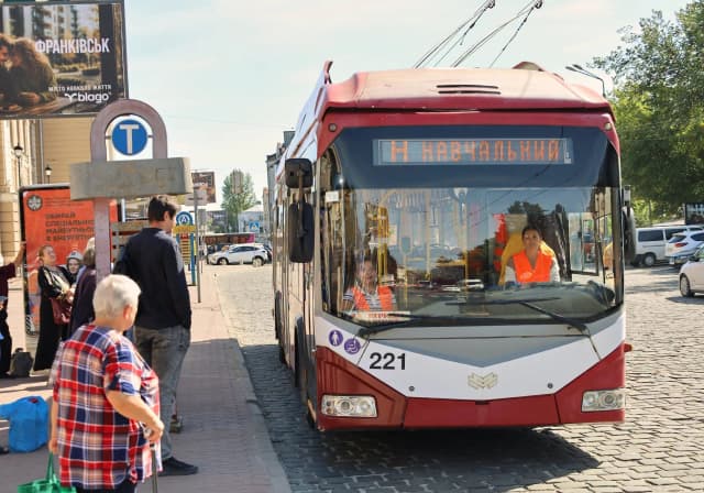 «Жінки рулять»: у франківському «Електроавтотрансі» вже 42 водійки